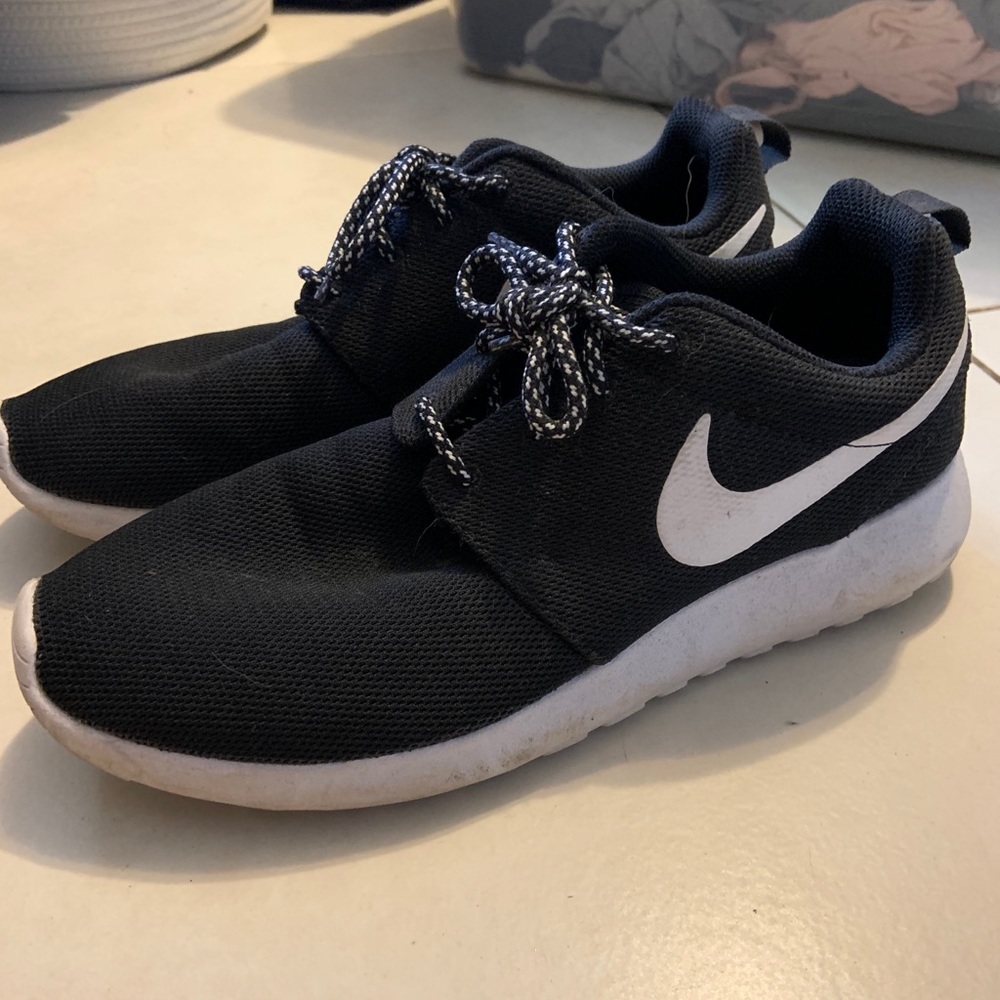 Nike Black Roshe Sneakers